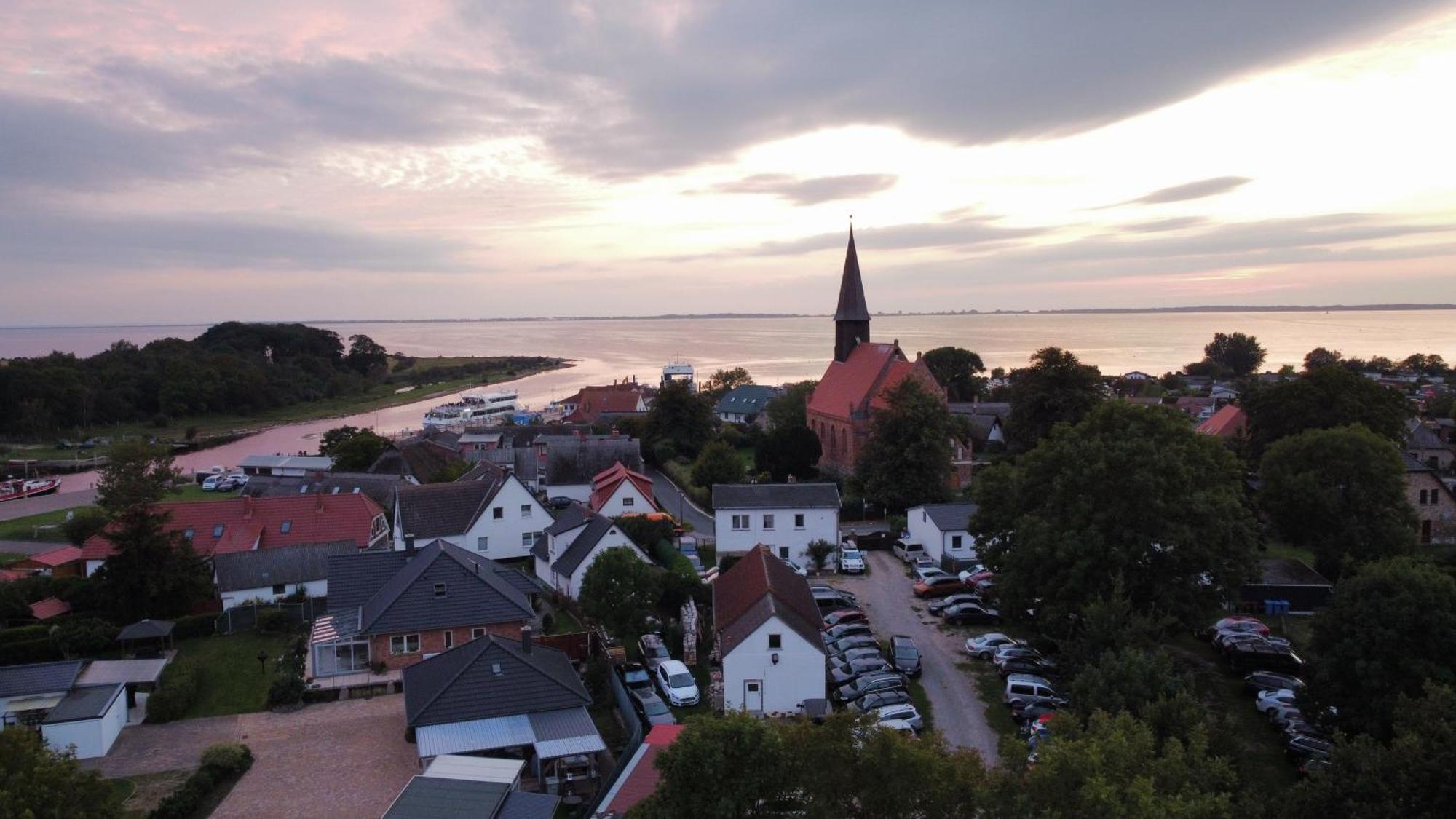 Reetferienhaus - Schaprode Hafen Exterior photo